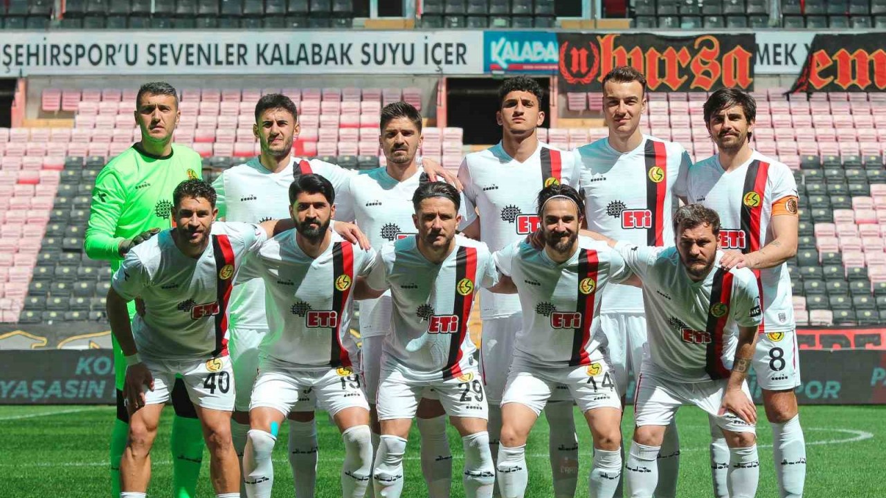 Efsane Eskişehirspor’un amatör lige düşmesiyle taraftarlar büyük üzüntü yaşadı