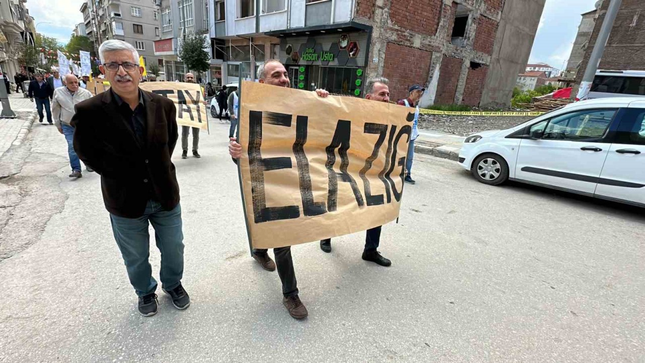 Elazığ’a işçiler depremden etkilenen şehirlerin adıyla yürüdü