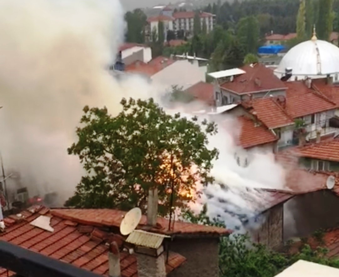 Emet’te ahşap ev yangını korkuttu