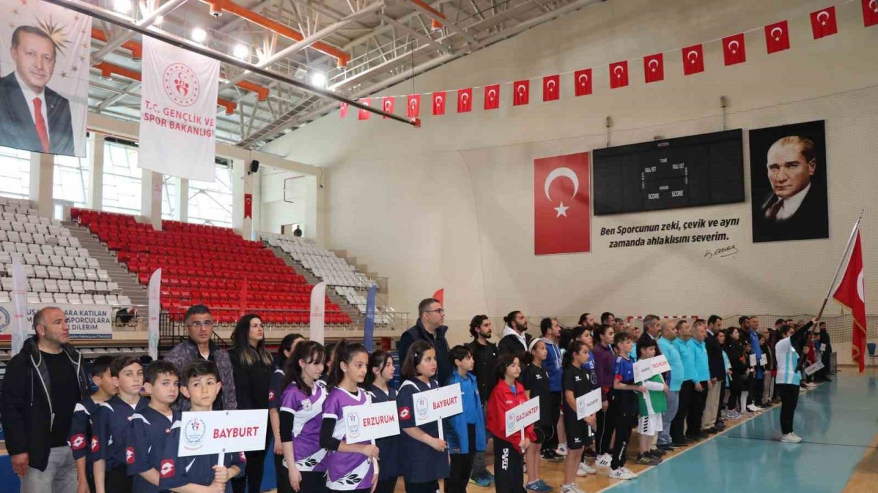 Erzincan’da küçükler masa tenisi grup müsabakaları başladı