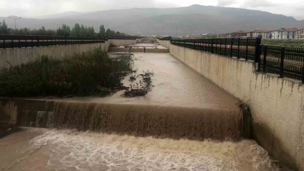 Erzincan’da sağanak etkili oldu