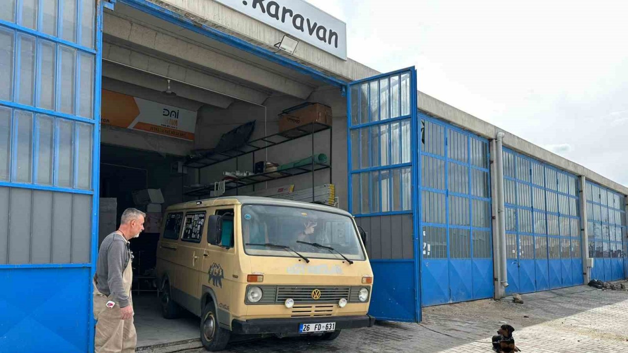 Eskişehir dışına çıkmayan 38 yaşındaki minibüs karavana dönüştü hedefi ülke turu