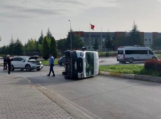 Eskişehir’de işçileri taşıyan minibüs devrildi: 5 kişi yaralandı