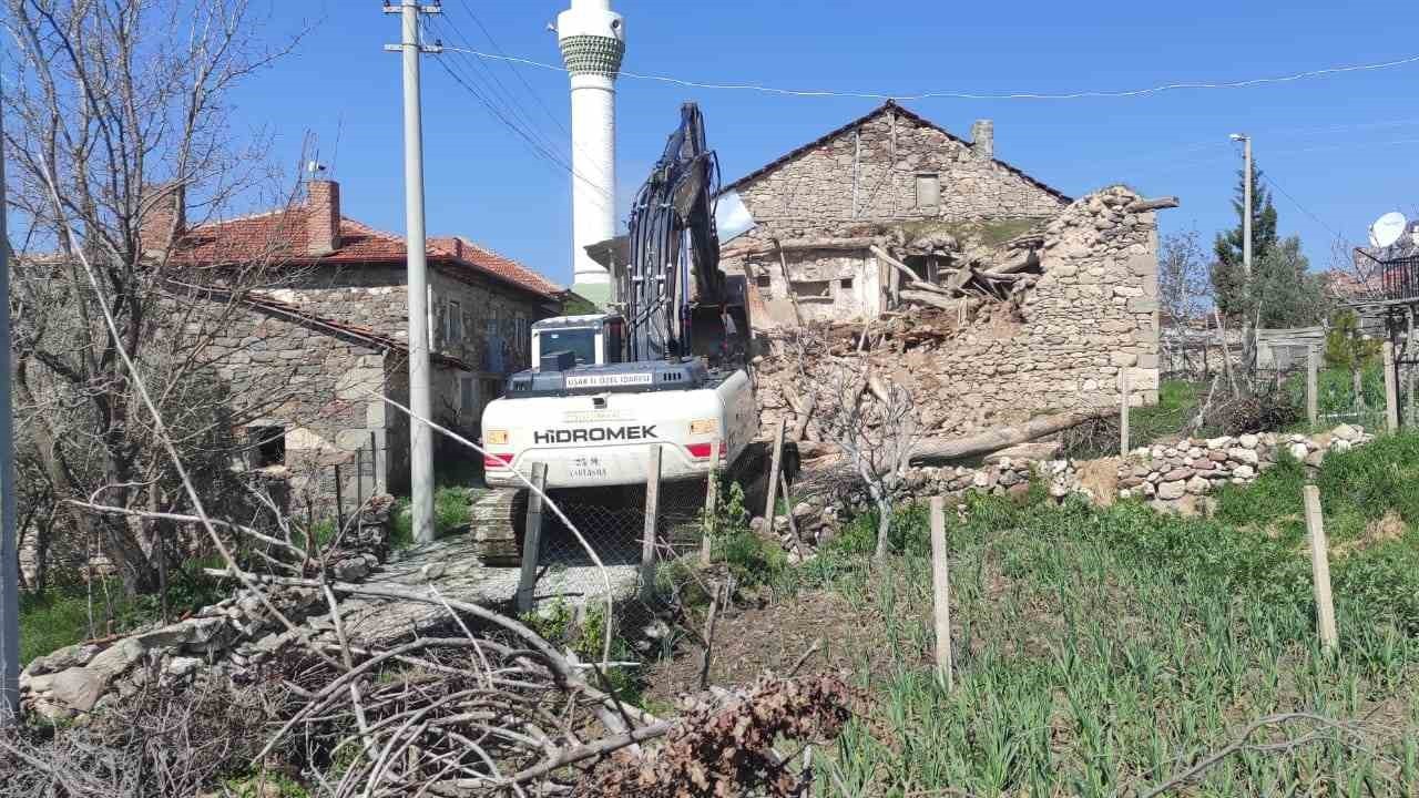 Eşme’de tehlike arz eden metruk binalar yıkıldı