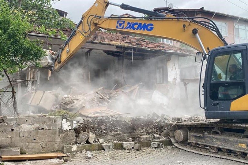 Felaketi yaşayan ilçede yıkılan bina sayısı 120 oldu