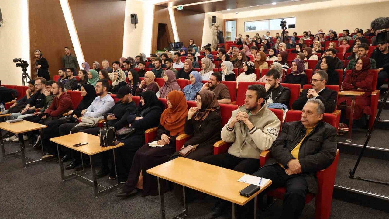 ‘Gençliğin Aklına Takılanlar’ı bu ay Altay Cem Meriç cevapladı