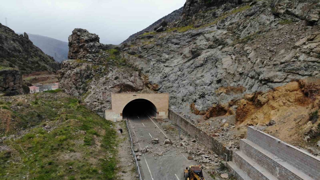 Gümüşhane’de meydana gelen heyelanda dev kayalar karayolunu ulaşıma kapattı!