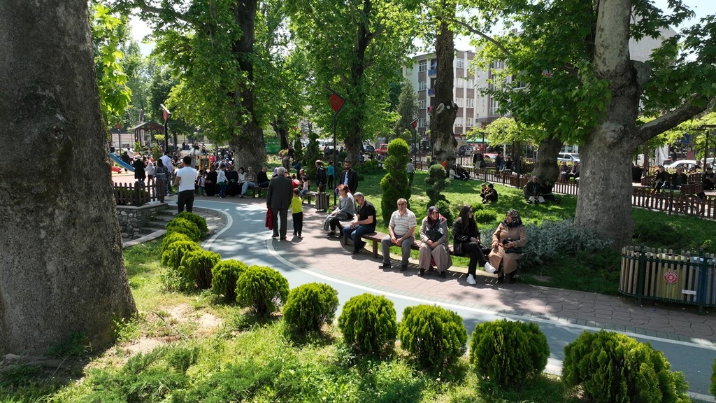 Gürsu’da parklar havaların ısınmasıyla doldu taştı