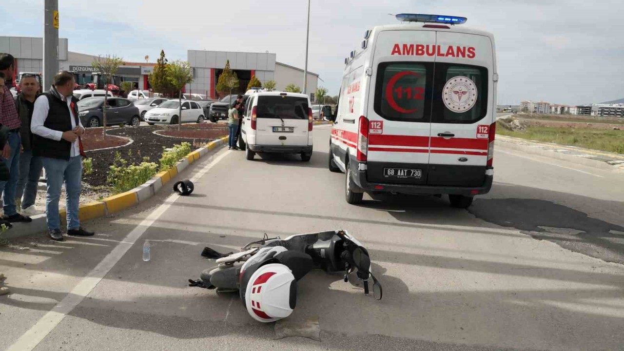 Hafif ticari araç elektrikli motosiklete çarptı: 1 yaralı