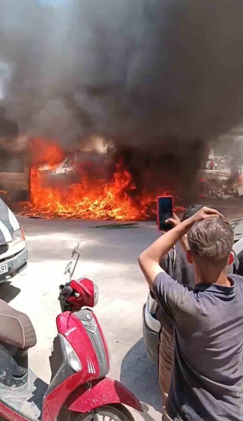 Hatay’da park halindeki minibüs yandı