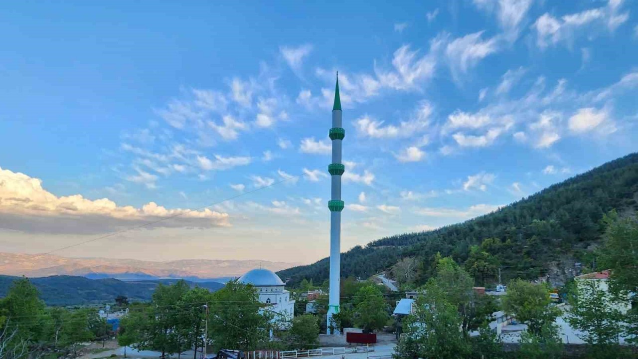 Hatay’ın en uzun minaresi böyle yıkıldı