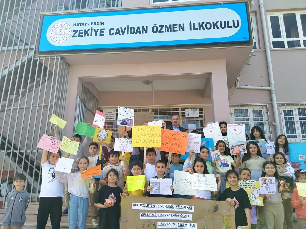 İlkokul öğrencilerinden sokak hayvanlarına mama projesi