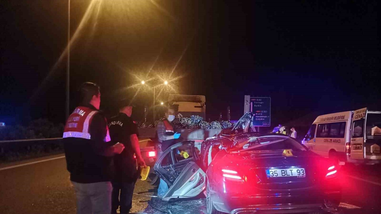 İzmir’de otomobil tıra ok gibi saplandı: 1 ölü