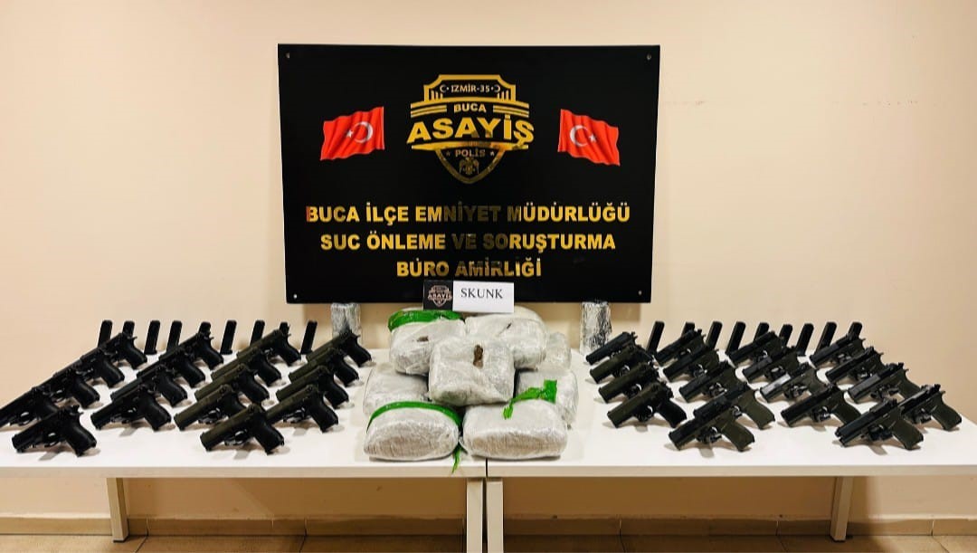 İzmir’de silah kaçakçılarının evinde 13 kilo uyuşturucu ele geçirildi