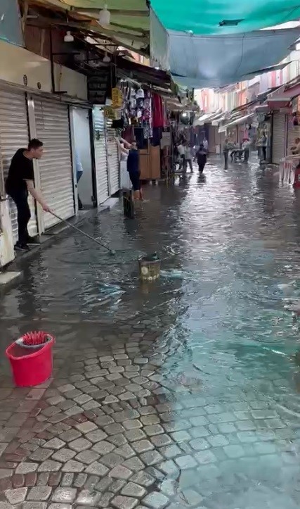 İzmir’i yine sağanak vurdu