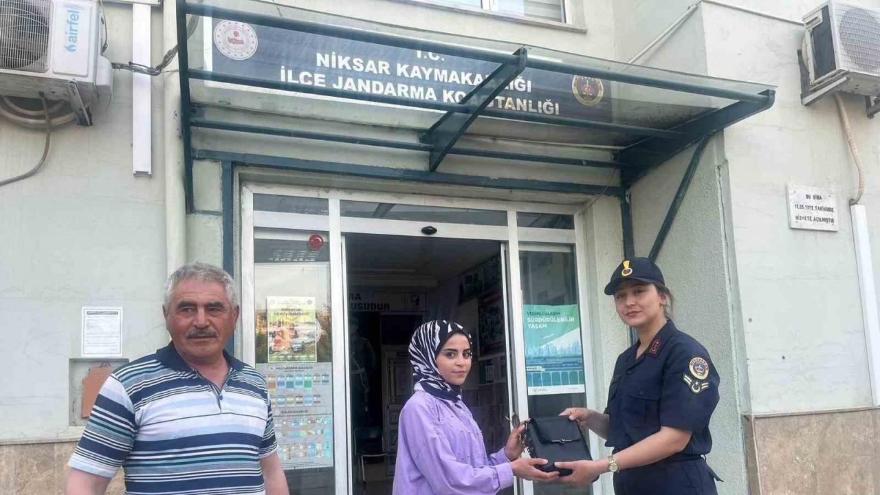 Jandarma kayıp çantayı sahibine teslim etti