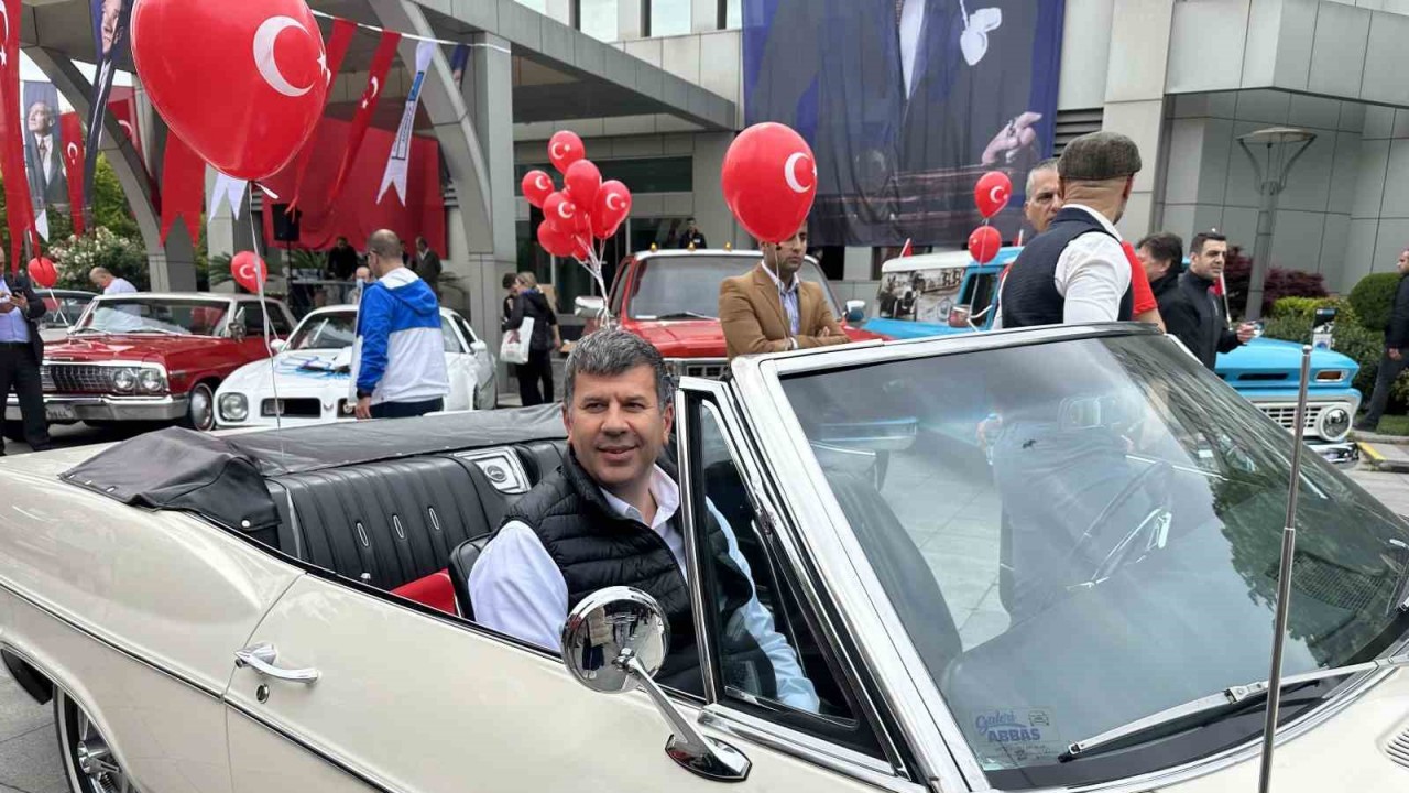 Kadıköy’de 19 Mayıs klasik otomobiller eşliğinde kutlandı