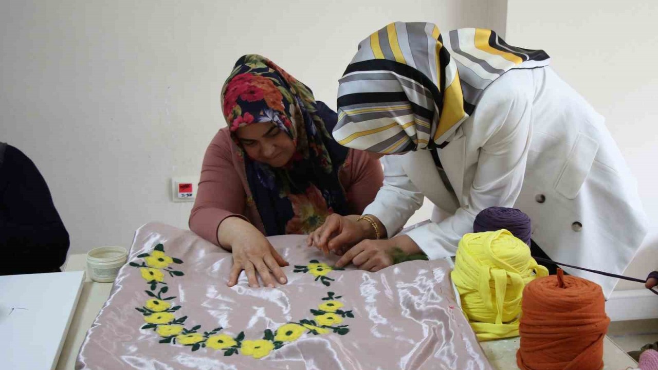 Kadınlar öğrenirken çocukları da eğleniyor