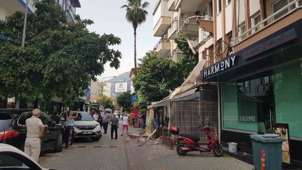 Kafeteryanın üzerinde bulunan binanın balkonu çöktü