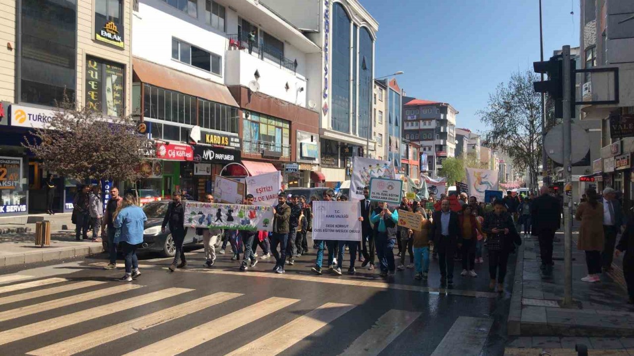 Kars’ta engelliler için farkındalık yürüyüşü