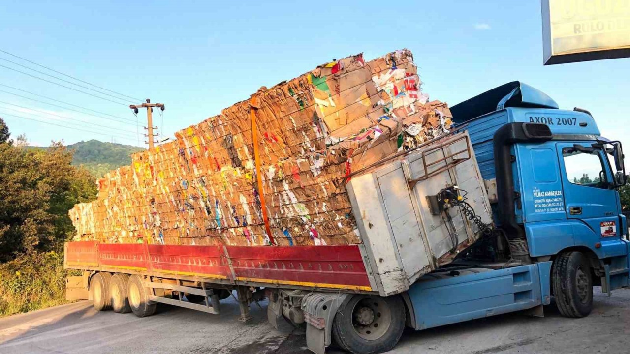 Kavşaktan dönerken makası kırılan tır, trafiği kilitledi