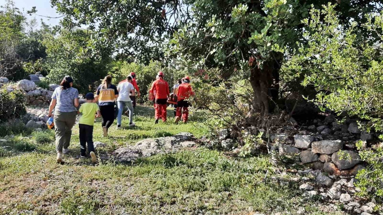 Kayalıklarda yaralanan turist ile mahsur kalan keçi kurtarıldı