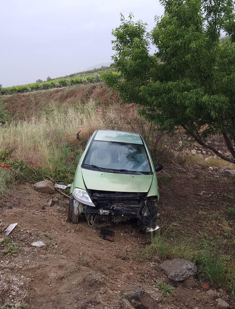 Kayganlaşan yolda kontrolden çıkan otomobil tarlaya uçtu