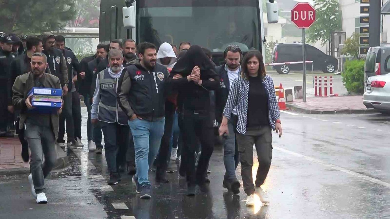 Kendilerini avukat olarak tanıtıp sahte icra belgesiyle milyonluk vurgun yapan 17 kişilik çete çökertildi