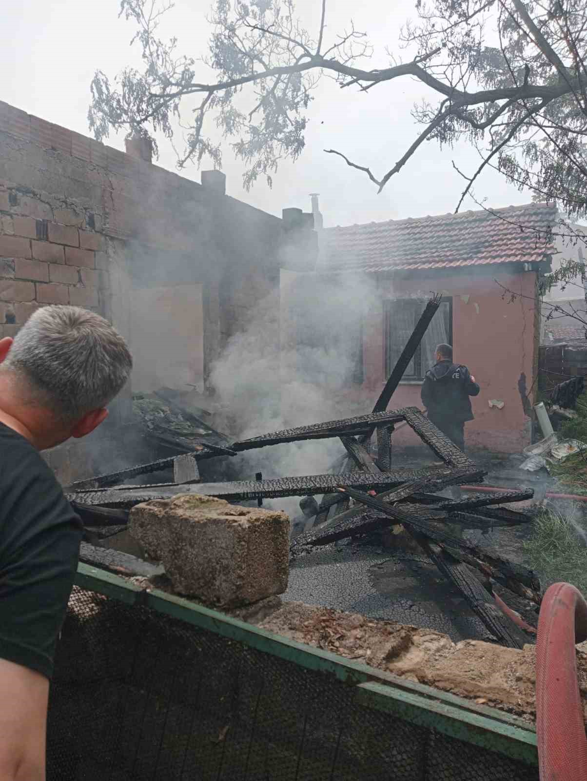 Kırklareli’de yangın: 2 ev kullanılmaz hale geldi