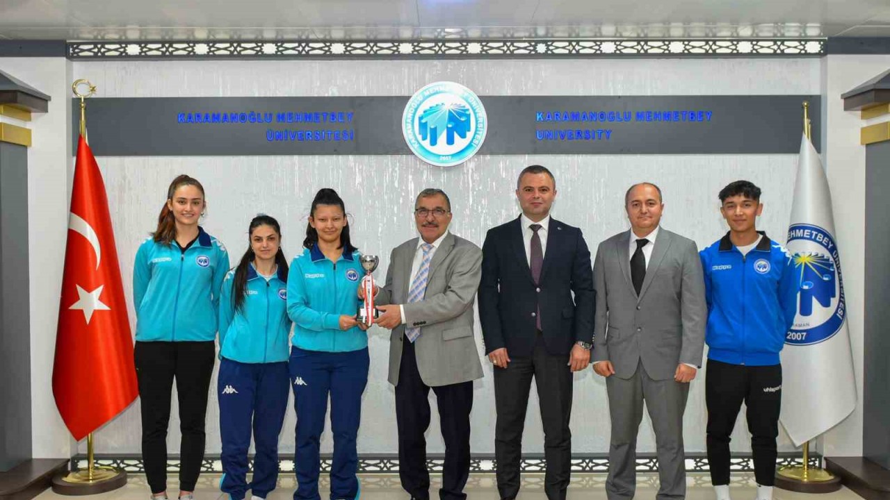 KMÜ, badminton takımı kupa ile döndü