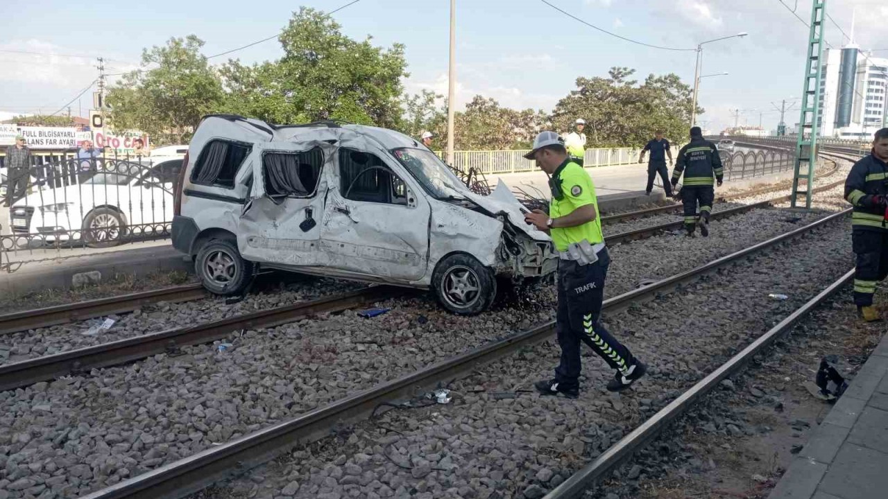 Kontrolden çıkan araç tramvay yoluna girdi: 3 yaralı