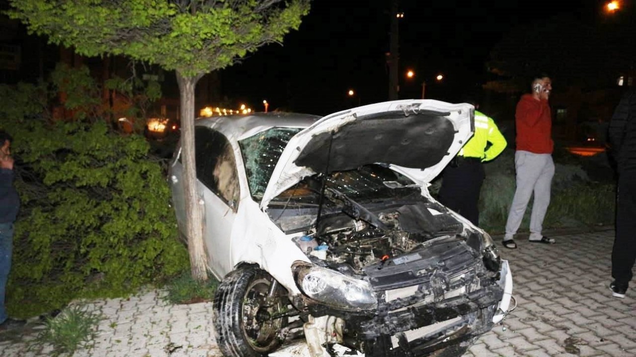 Konya’da kontrolden çıkan araç yayaya çarptı: 3 yaralı