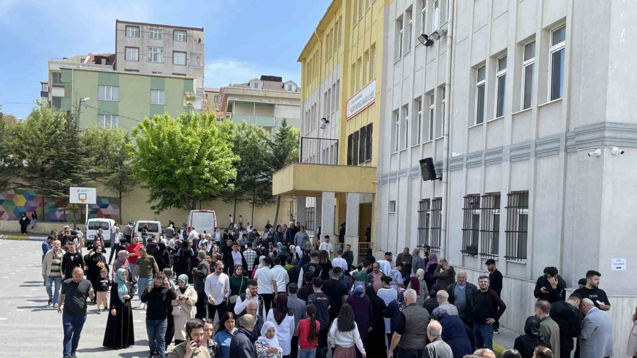 Küçükçekmece’de oy kullanan vatandaşlar okullarda yoğunluk oluşturdu