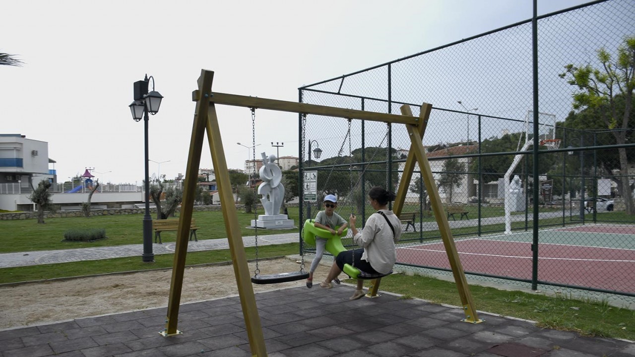 Kuşadası Belediyesi’nden parklara özel salıncak