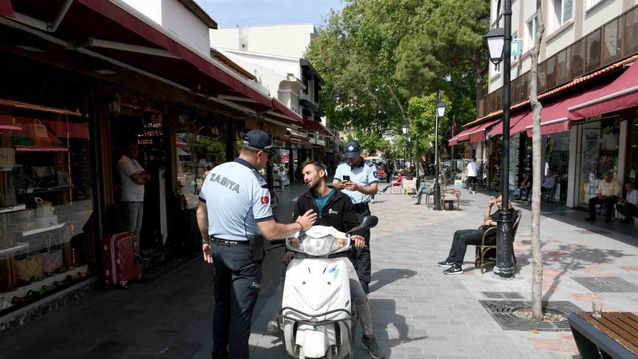 Kuşadası’nda zabıtadan motosiklet denetimi