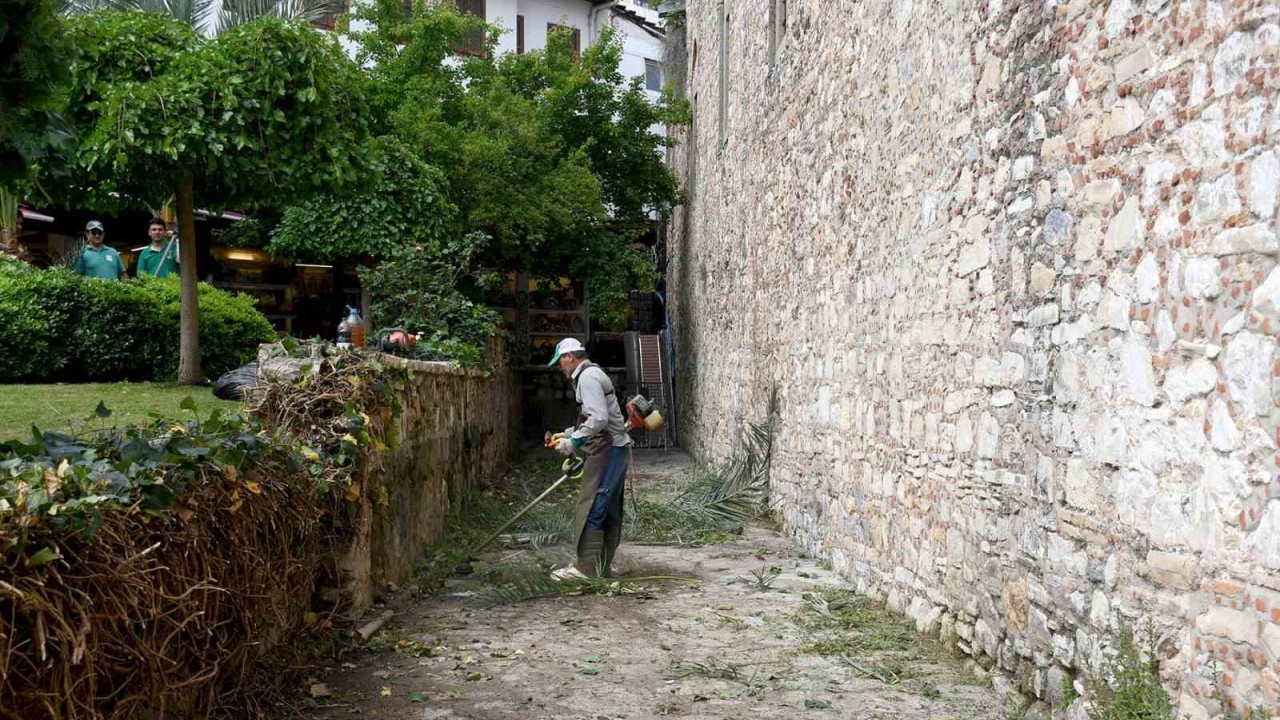 Kuşadası’nın turistik çarşılarında çalışmalar devam ediyor