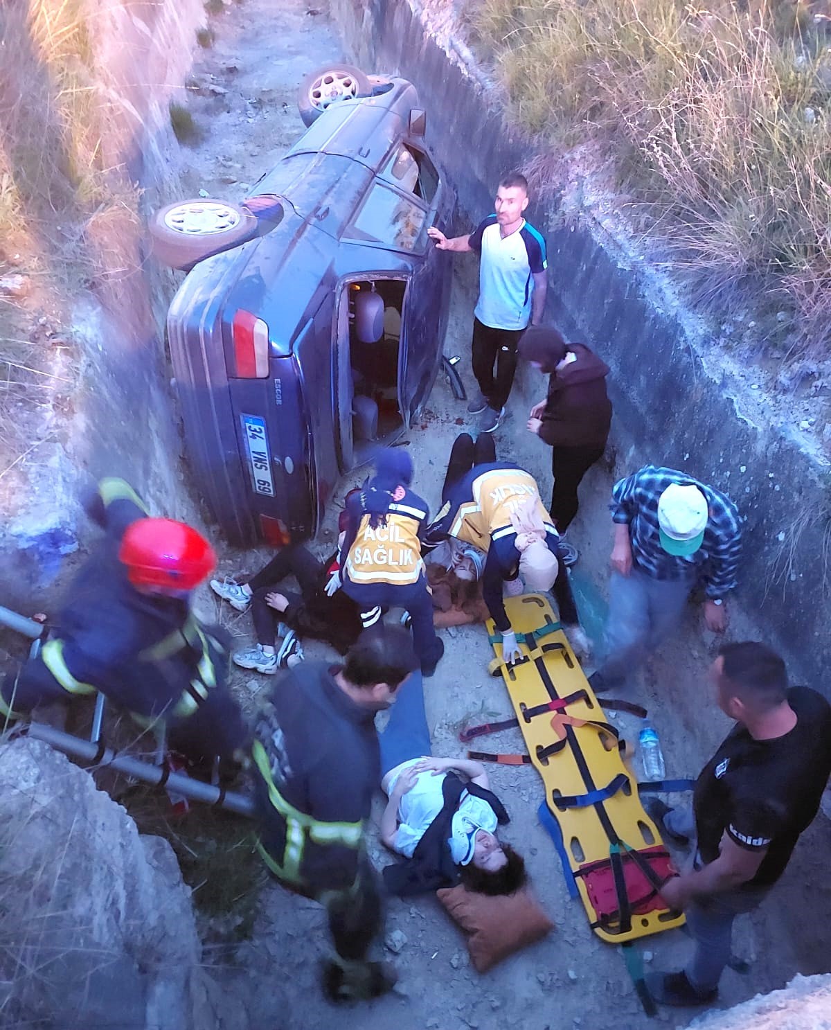 Kütahya’da otomobil sulama kanalına uçtu: 5 yaralı