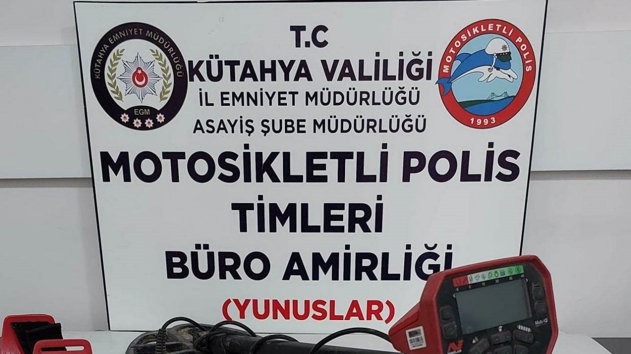 Kütahya’da Yunus Timleri bir araçta 6 adet sikke ve 2 detektör ele geçirdi