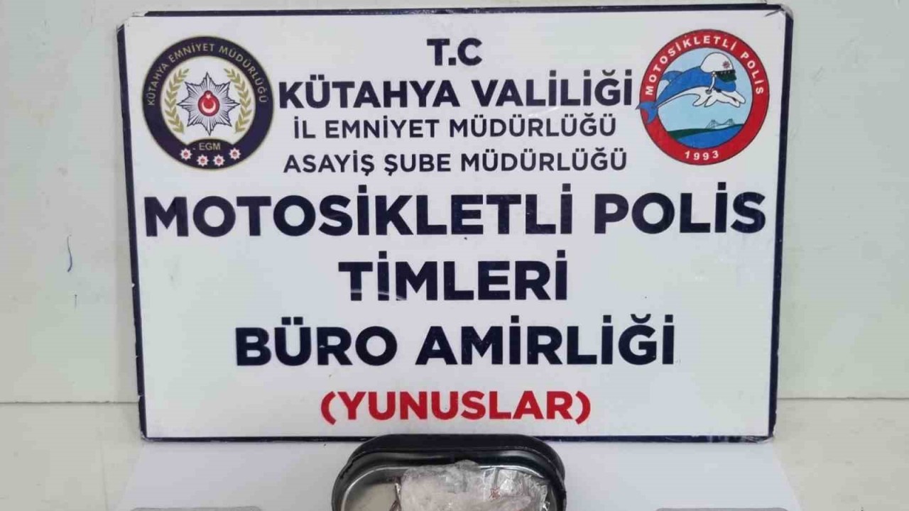 Kütahya’da Yunus Timleri bir kişinin eşyaları arasında uyuşturucu buldu