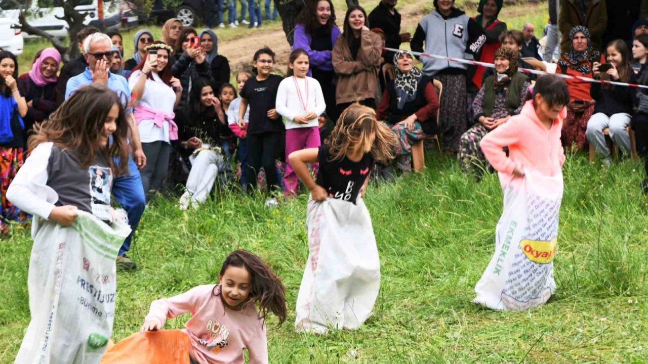 Lapseki’de geleneksel kır pikniği renkli görüntülere sahne oldu