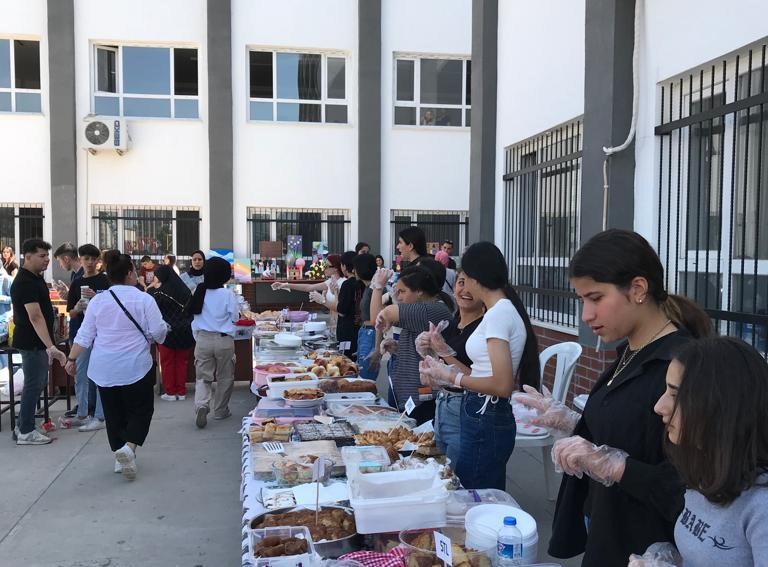 Lise öğrencilerinden depremzedeler yararına panayır