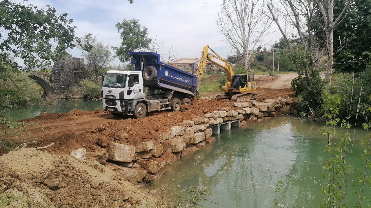 Manavgat’ta Naras Çayı’na geçici köprü