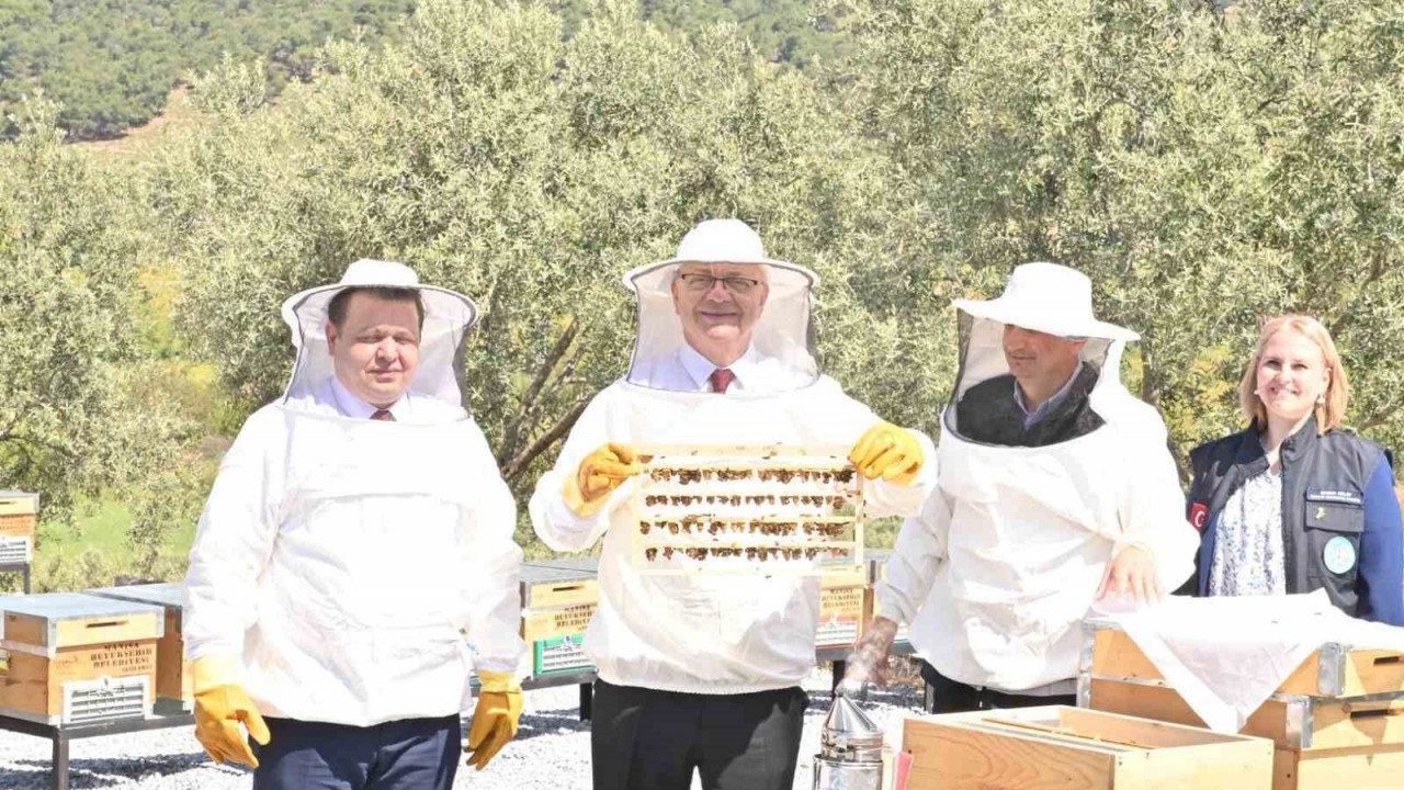 Manisa’da üreticiye bal gibi hizmet