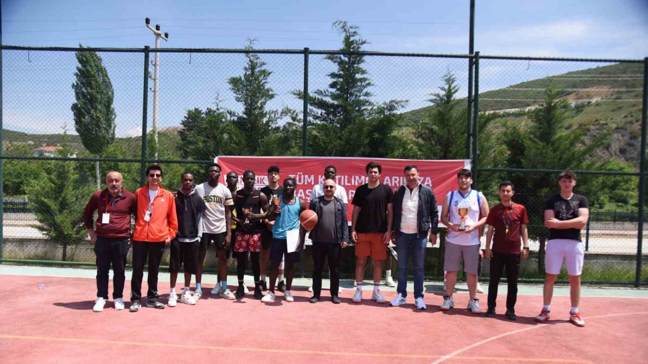 Masa tenisi ve streetball şampiyonları ödüllerini aldı