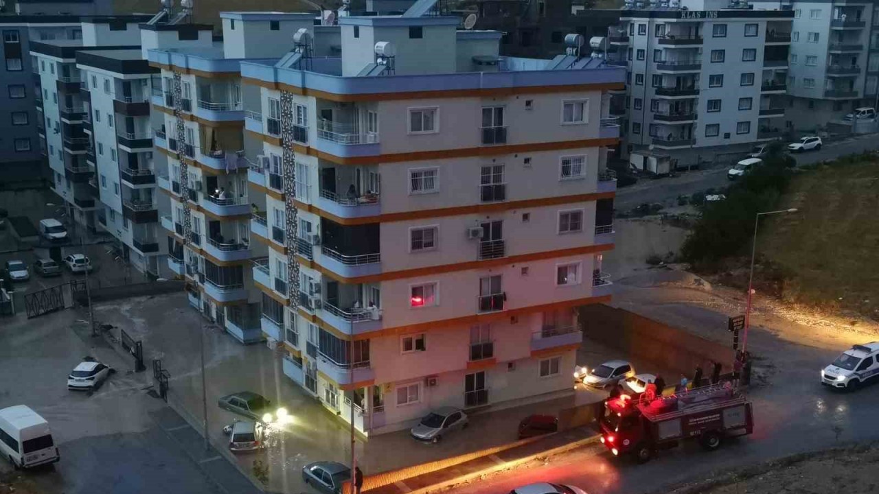 Mersin’de yağmur etkili oldu, onlarca araç sular içinde kaldı