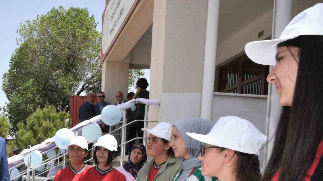 Meslek lisesi öğrencileri yılsonu yardım etkinliğinde ürünlerini sergiledi