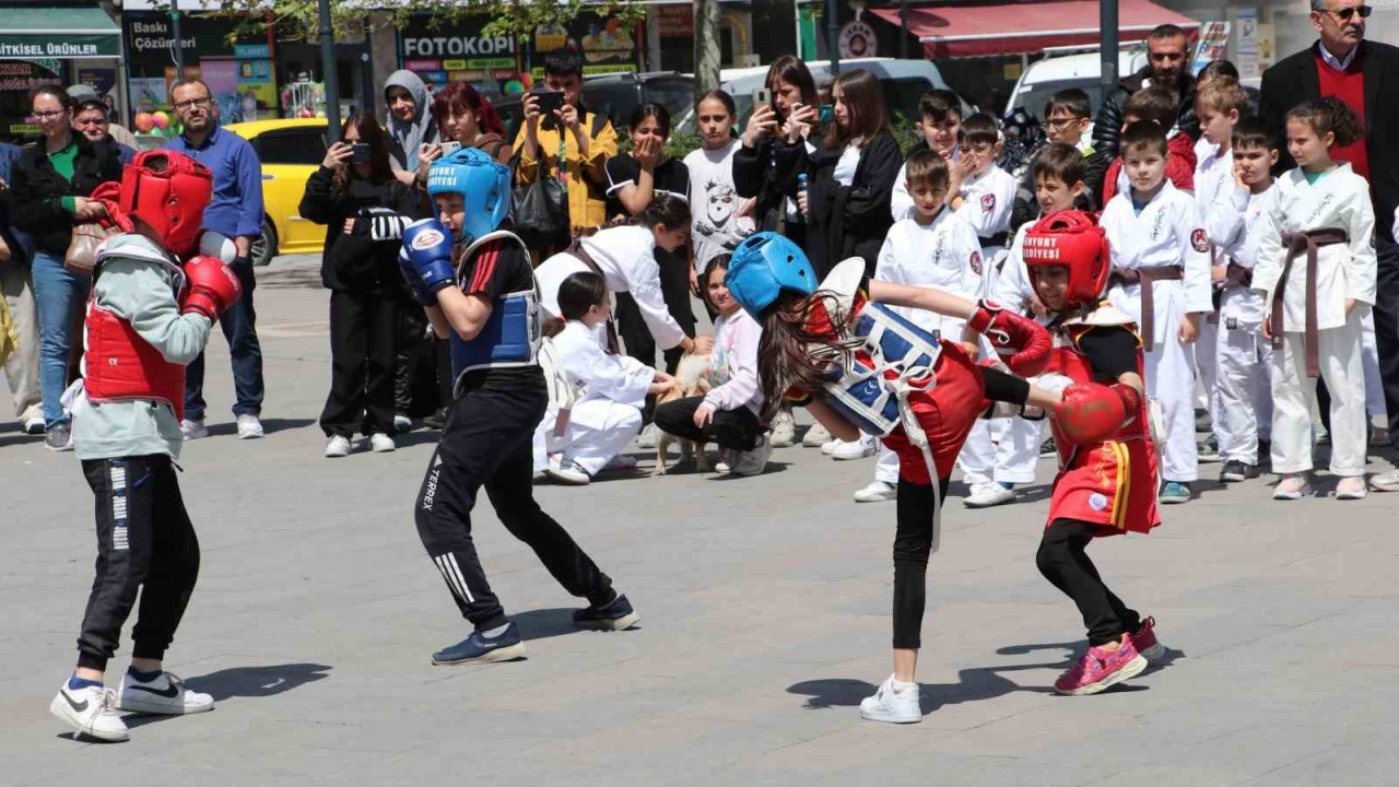 Meydanlar çocuk ve gençlerle şenlendi