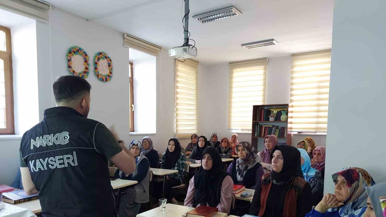 Narkotik Polisi Vatandaşı Bilgilendirmeye Devam Ediyor