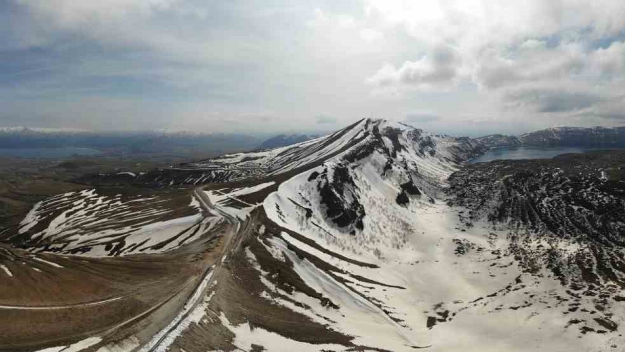 Nemrut Kalderası ilkbaharla birlikte görsel şölen sunuyor