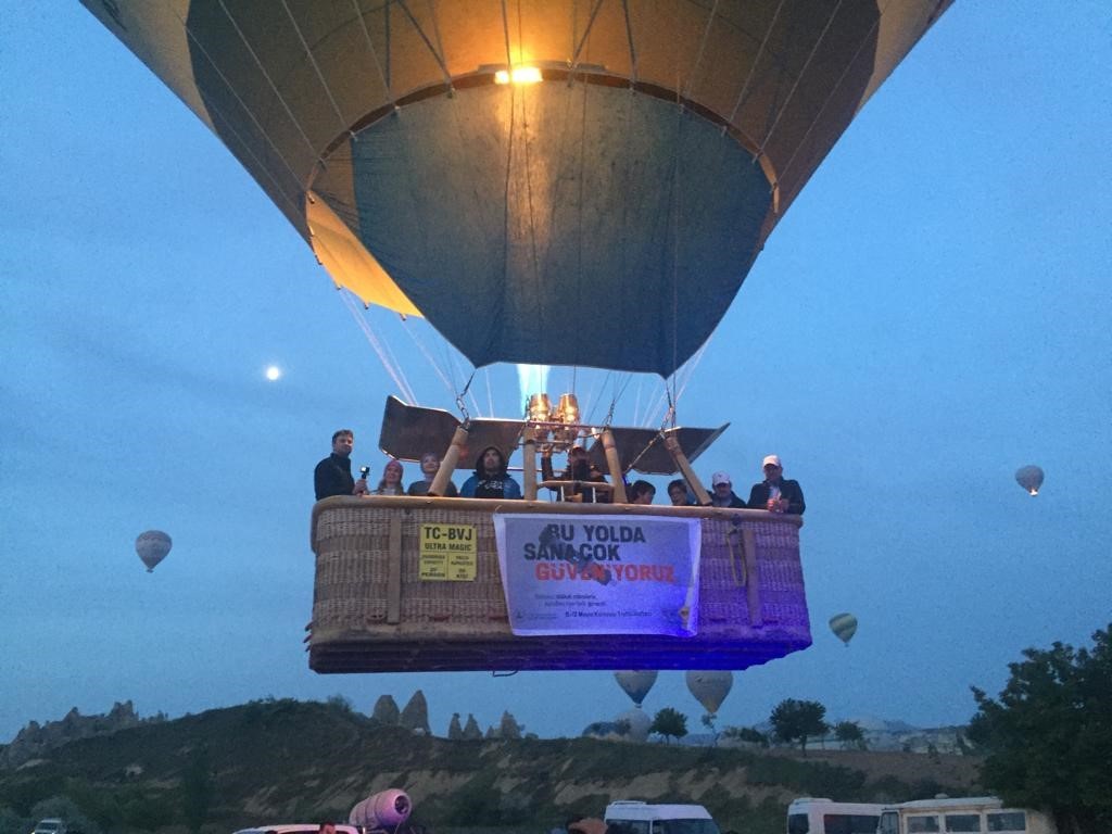 Nevşehir’de sıcak hava balonları ’Bu Yolda Sana Çok Güveniyoruz’ pankartıyla havalandı